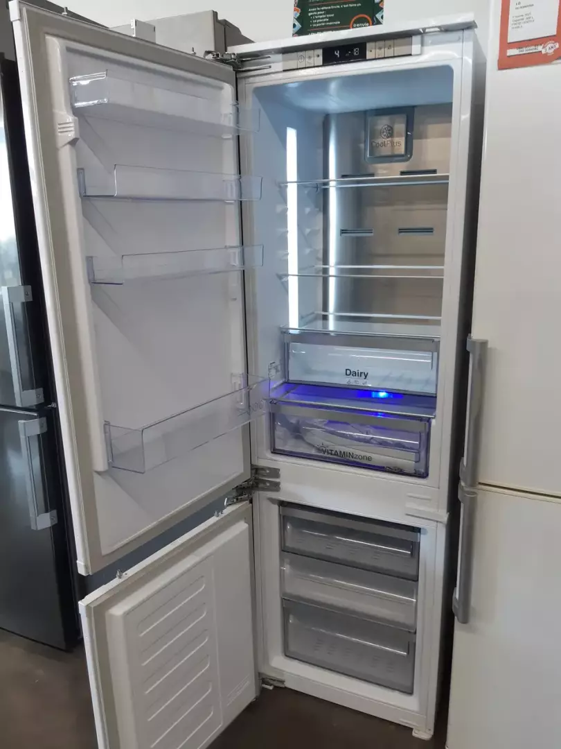 RÉFRIGÉRATEUR INTÉGRABLE COMBINÉ 255 litres - GRUNDIG – Image 2