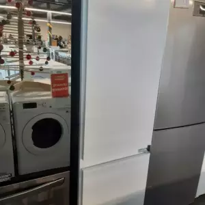 RÉFRIGÉRATEUR COMBINÉ INTÉGRABLE 270 litres - INDESIT