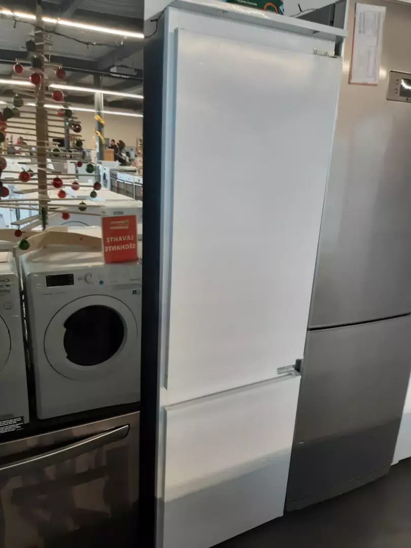 RÉFRIGÉRATEUR COMBINÉ INTÉGRABLE 270 litres - INDESIT