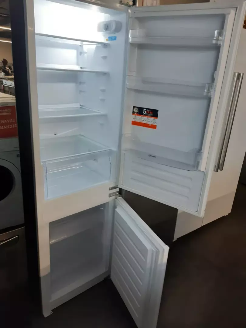 RÉFRIGÉRATEUR COMBINÉ INTÉGRABLE 270 litres - INDESIT – Image 2