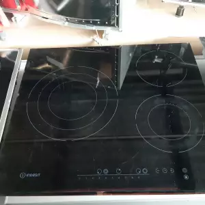 PLAQUE ÉLECTRIQUE VITROCÉRAMIQUE — INDESIT