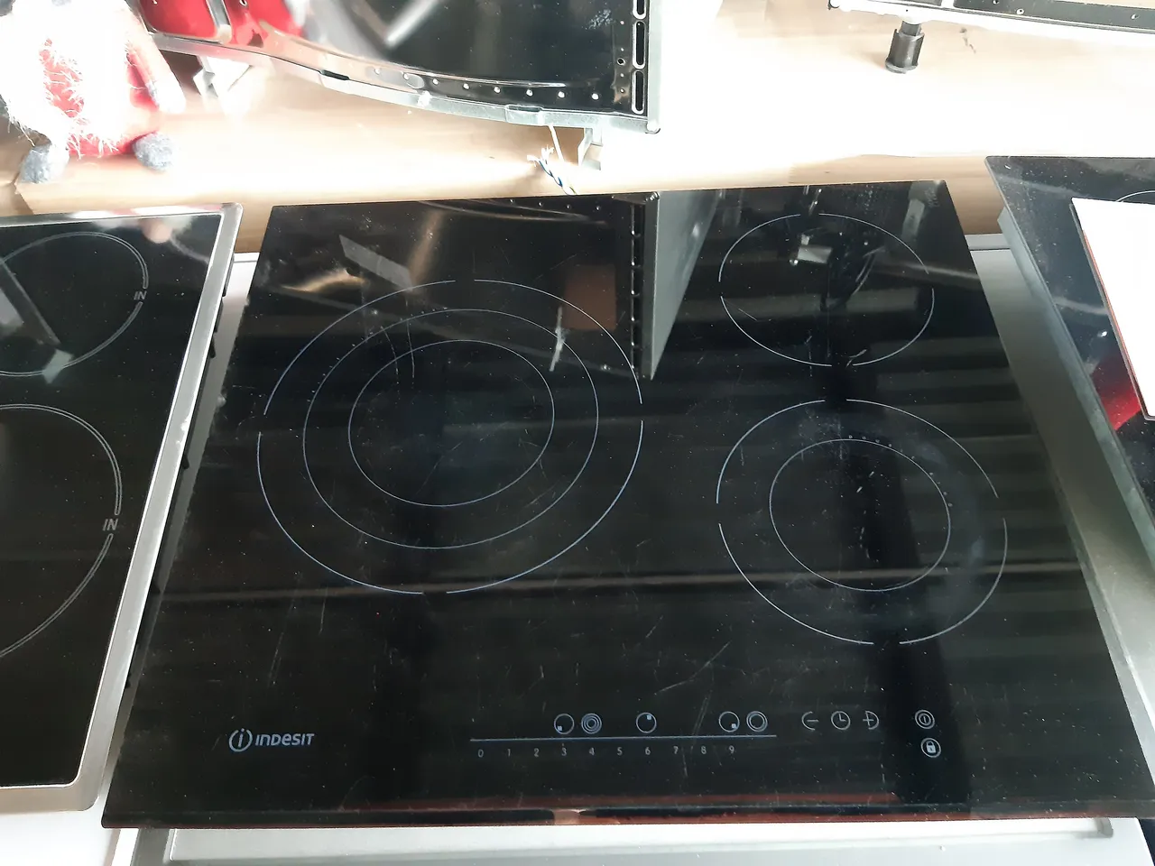 PLAQUE ÉLECTRIQUE VITROCÉRAMIQUE — INDESIT