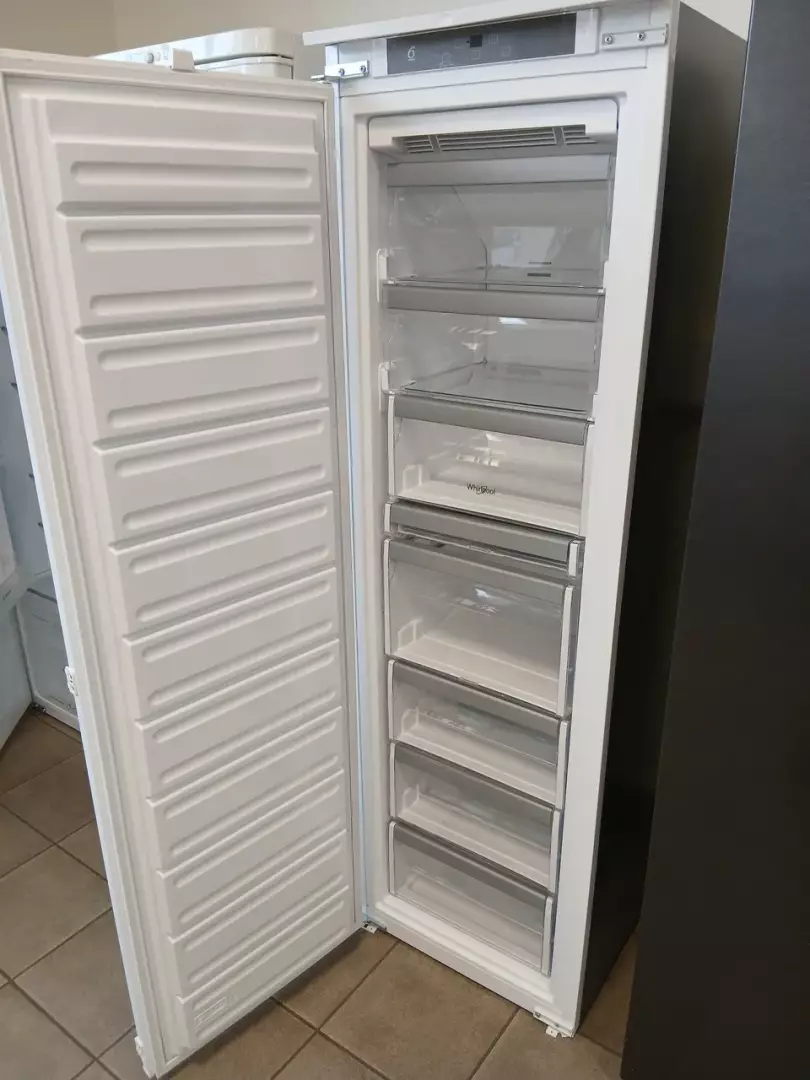 CONGÉLATEUR ARMOIRE 210 L — WHIRLPOOL – Image 2