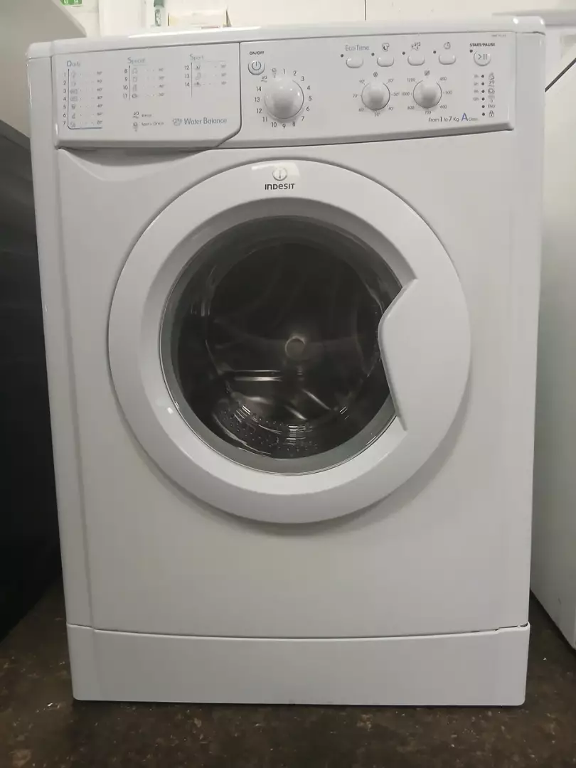 LAVE LINGE HUBLOT 7 KG — INDESIT