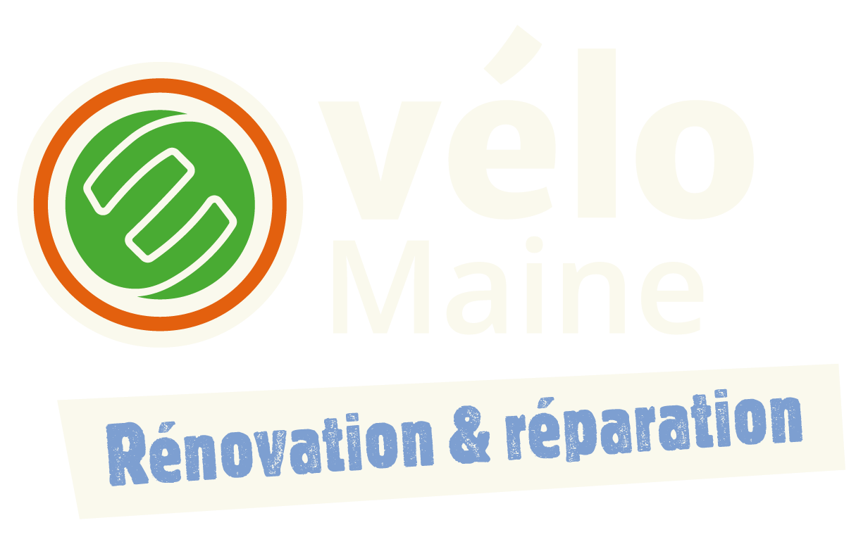 Mascotte Envie Maine en train de réparer un vélo
