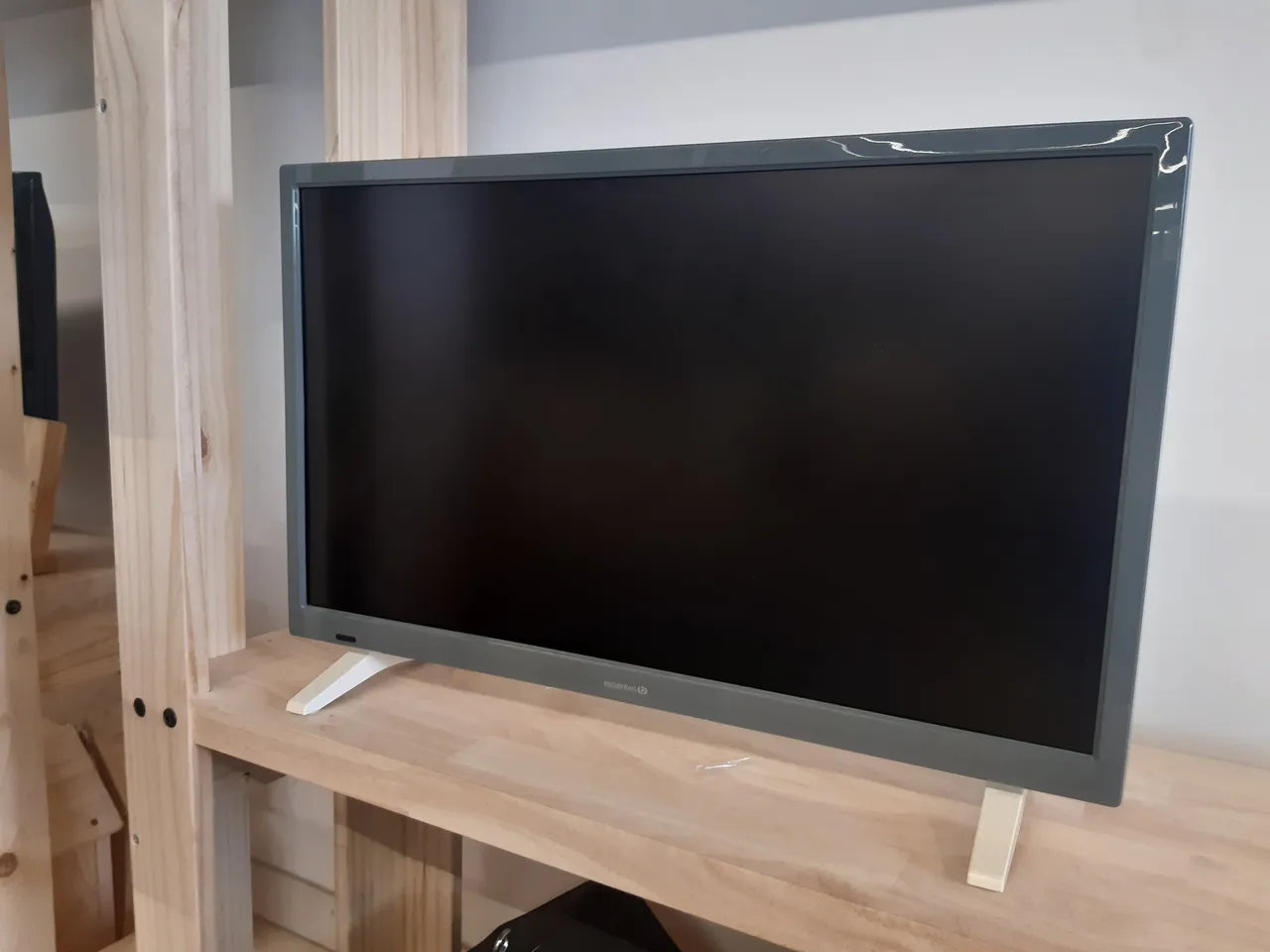 TÉLÉVISION 24" — ESSENTIEL B