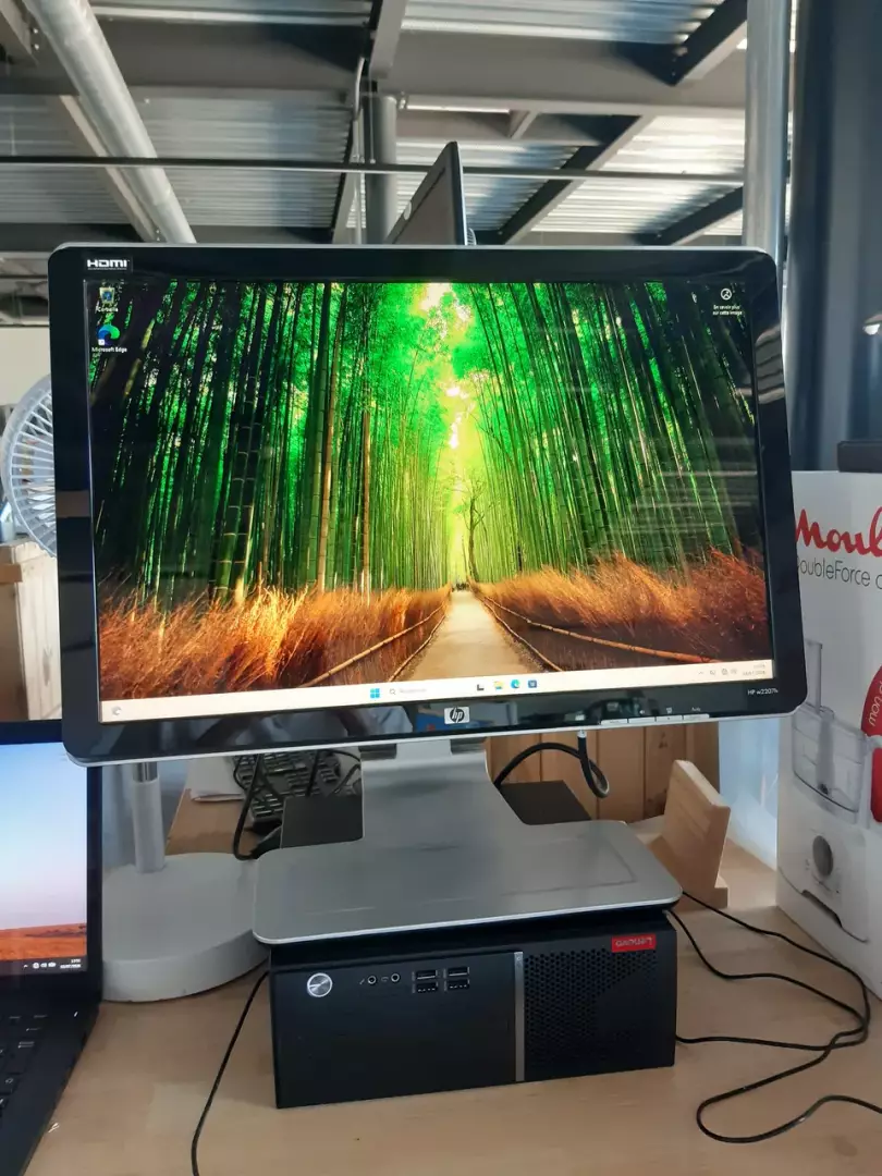 ORDINATEUR DE BUREAU 256G — LENOVO