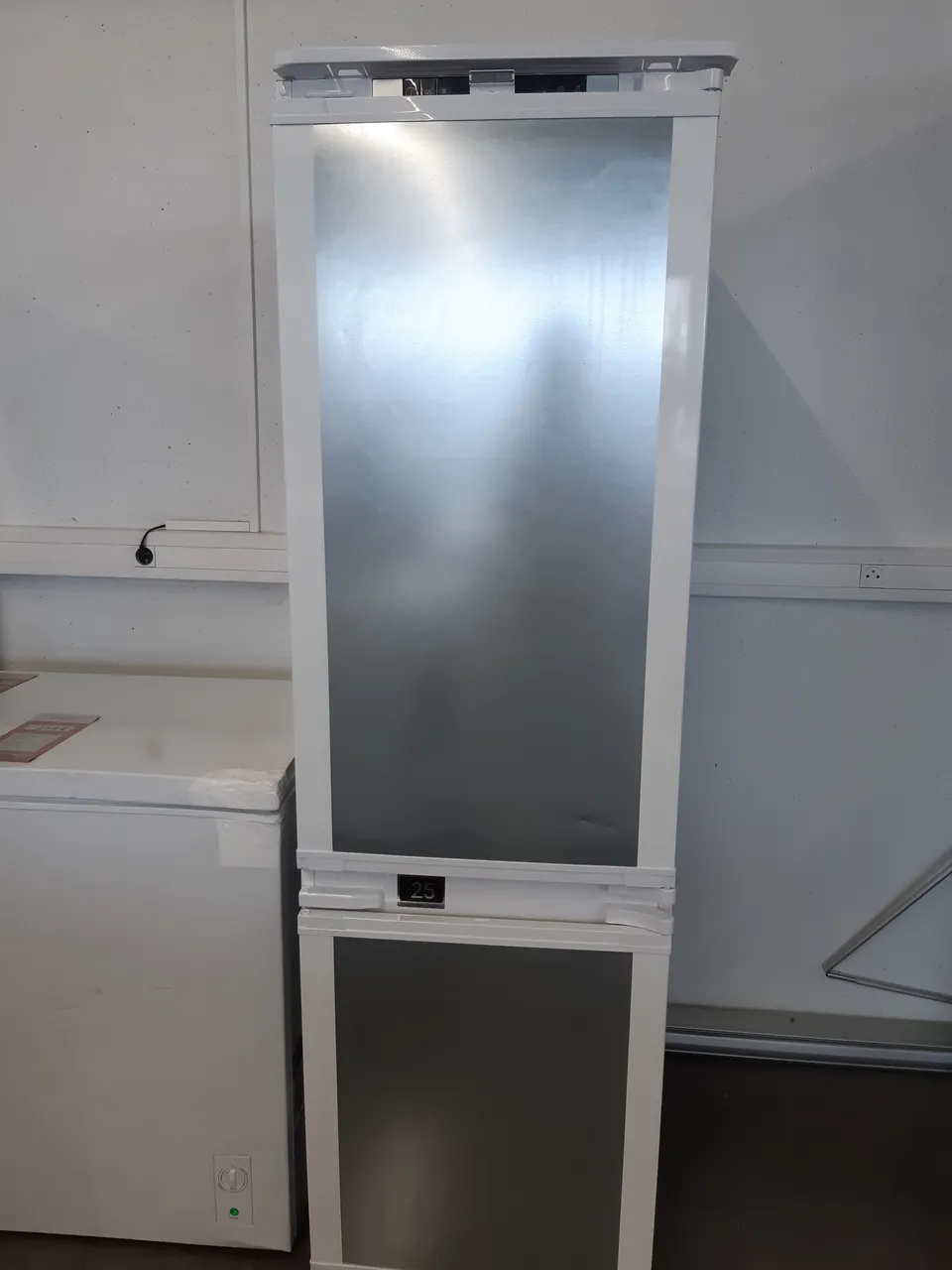 RÉFRIGÉRATEUR COMBINÉ ENCASTRABLE 255 LITRES — BEKO