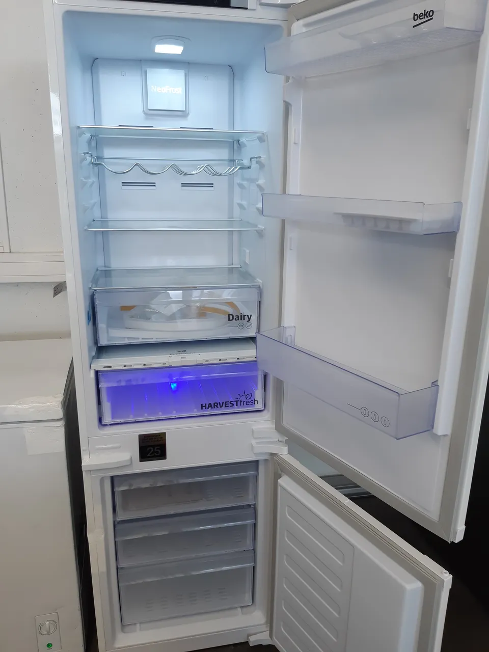 RÉFRIGÉRATEUR COMBINÉ ENCASTRABLE 255 LITRES — BEKO – Image 2