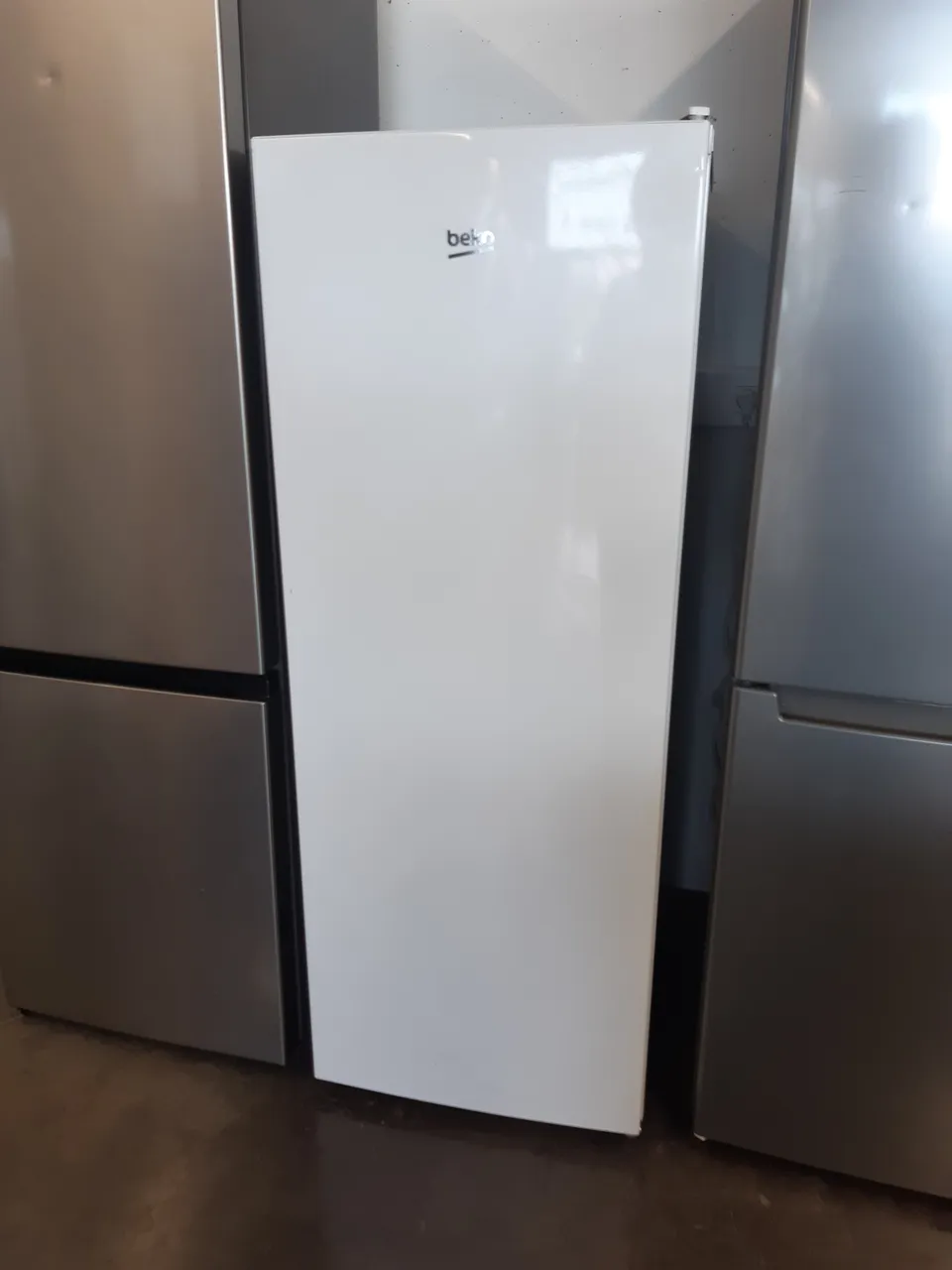 CONGÉLATEUR ARMOIRE 180 LITRES — BEKO