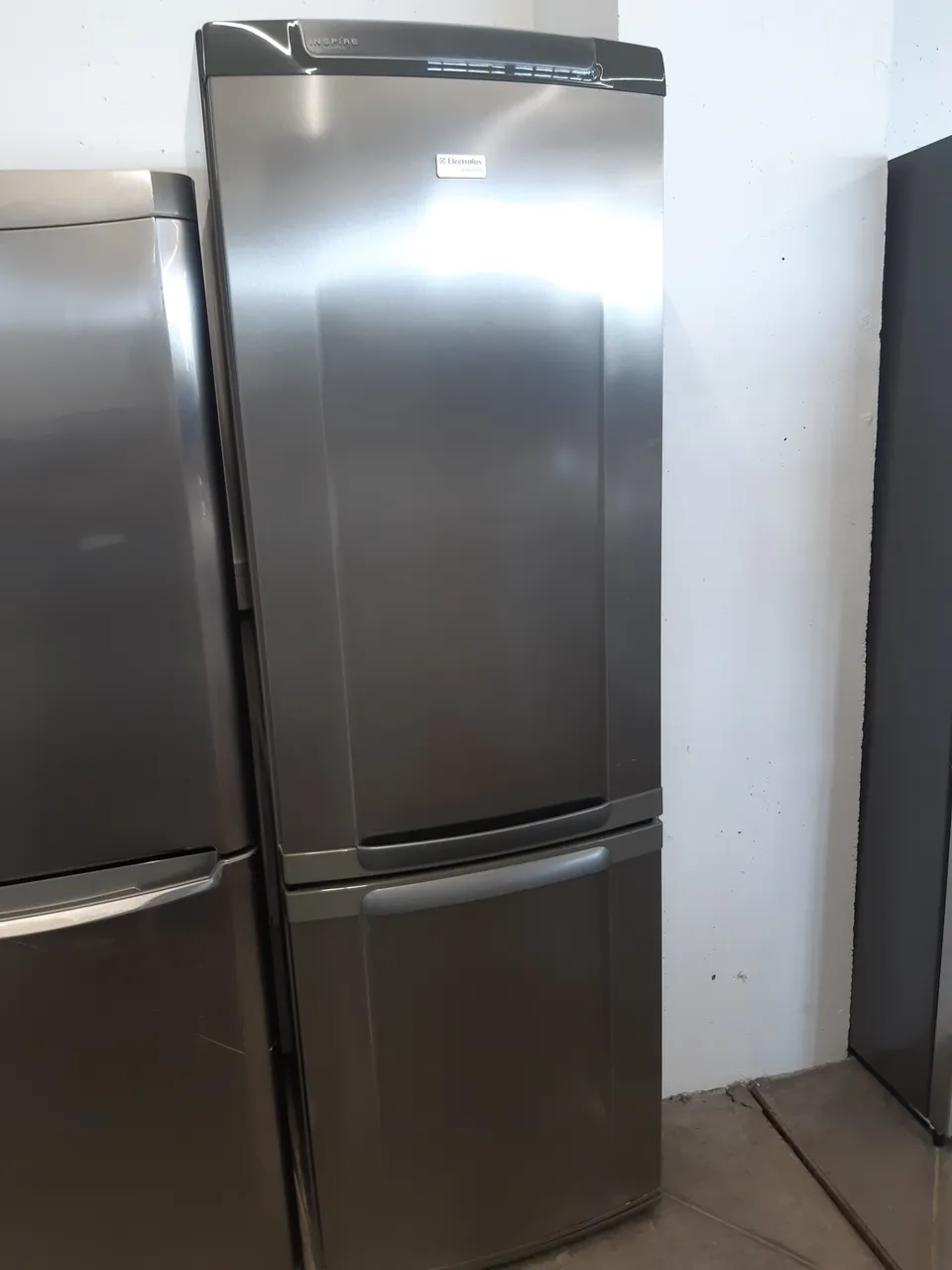 RÉFRIGÉRATEUR COMBINÉ 335 LITRES — ELECTROLUX