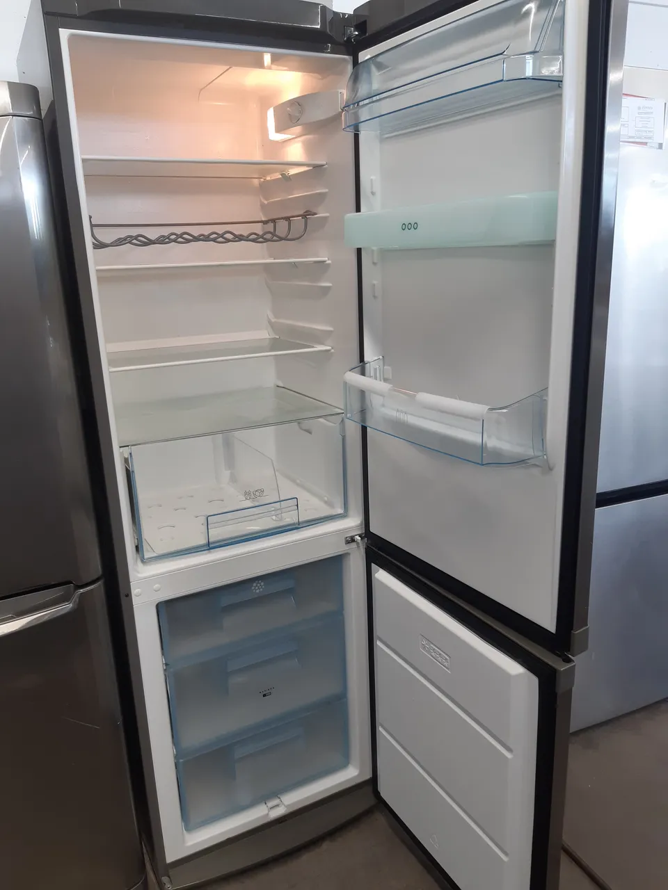 RÉFRIGÉRATEUR COMBINÉ 335 LITRES — ELECTROLUX – Image 2