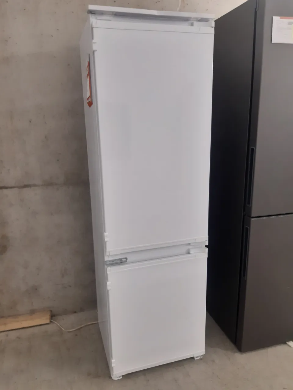 RÉFRIGÉRATEUR COMBINÉ ENCASTRABLE 270 LITRES — BEKO