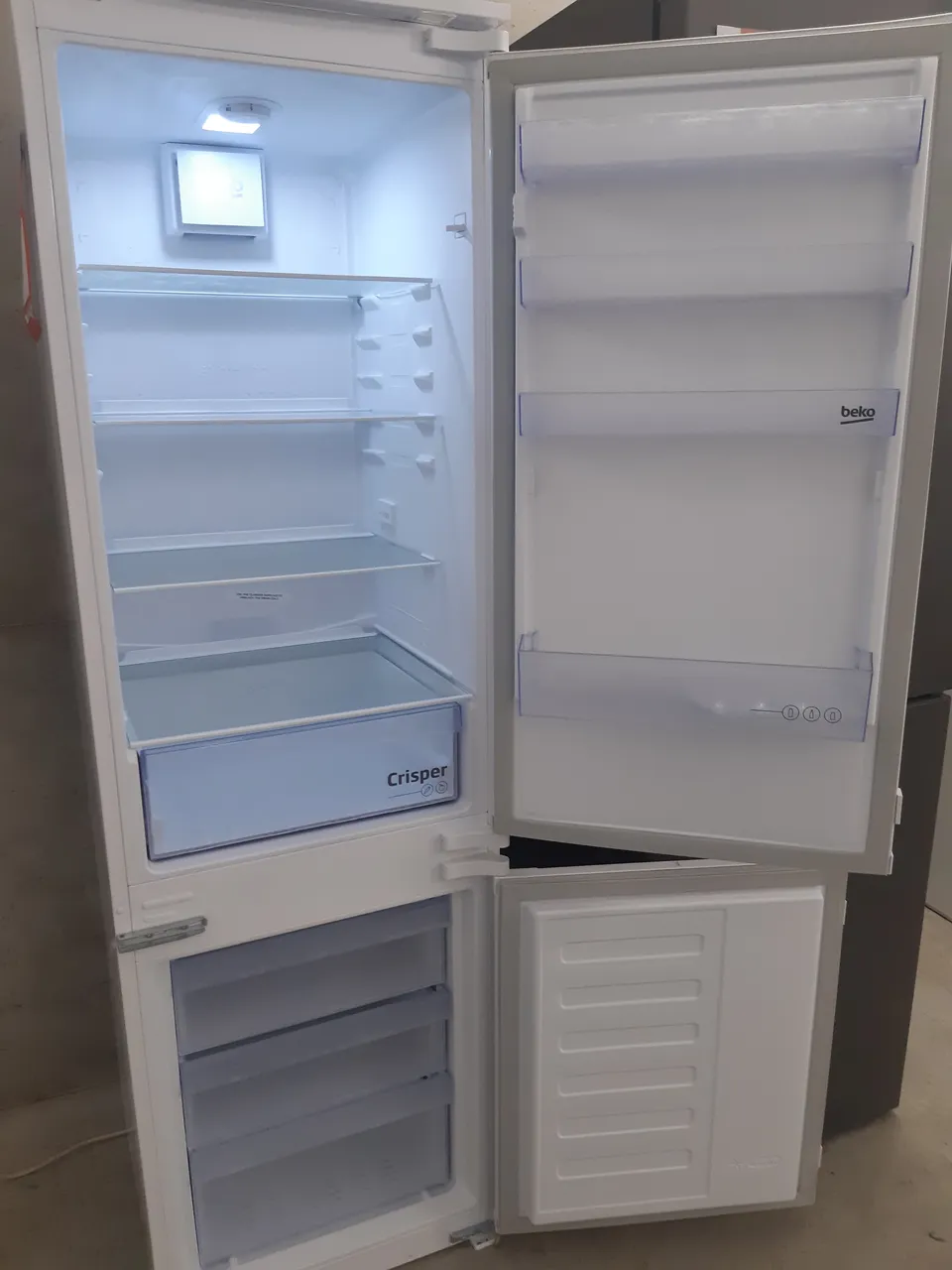 RÉFRIGÉRATEUR COMBINÉ ENCASTRABLE 270 LITRES — BEKO – Image 2